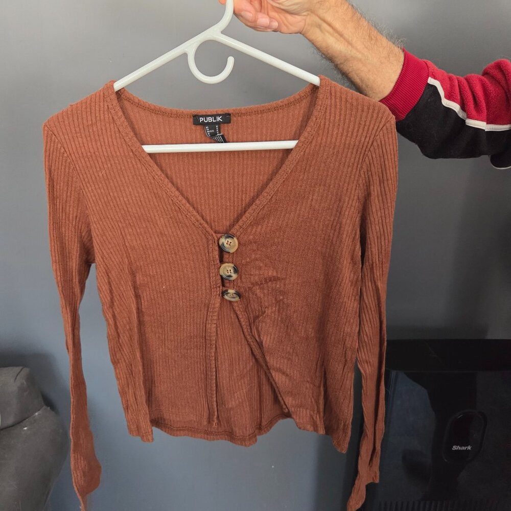 Open front top with buttons